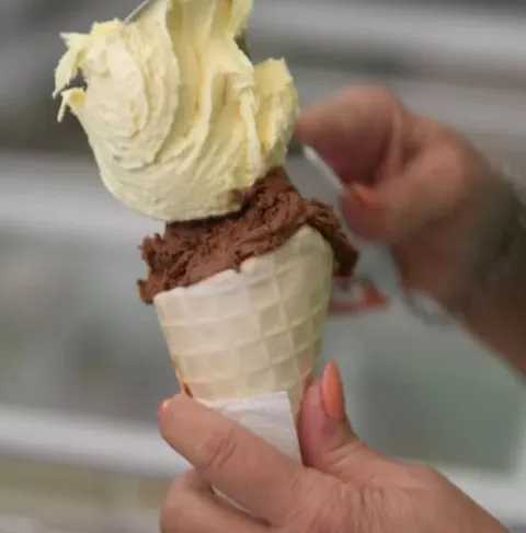 La segunda bocha, de crema, sobre la de chocolate